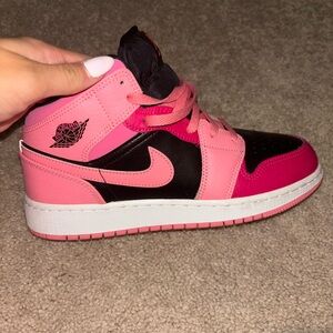 JORDAN 1 MID coral chalk kids size 6.5 barley worn with very minimal marks